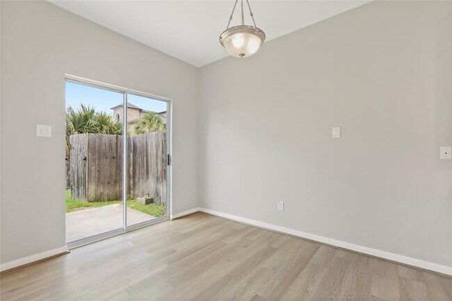 Foto del edificio - 8315 Greys Ln