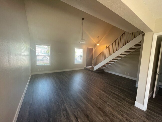 Foto del edificio - Completely Updated Roseville Townhouse ava...