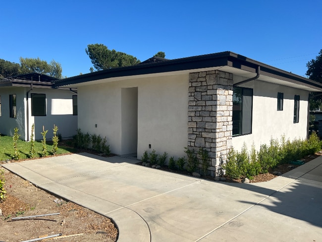 Building Photo - 913 Wildrose Ave