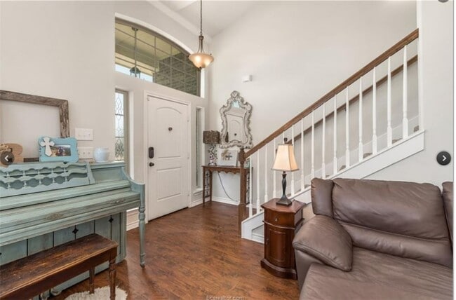 Building Photo - 915 Emerald Dove Ave