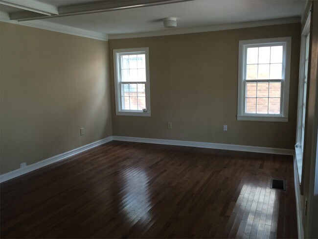 Building Photo - 1202 S Travis St