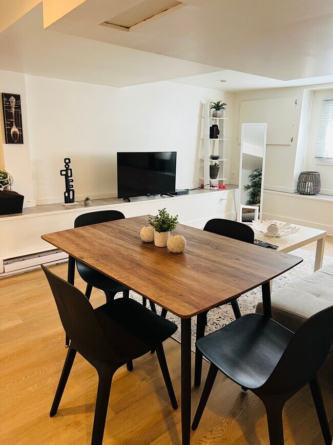 Photo du bâtiment - 1541 Maple St