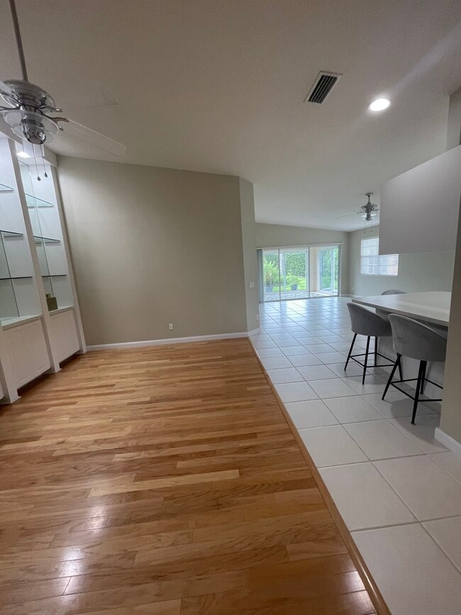 Building Photo - 4949 Kingston Way