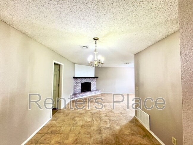 Building Photo - 4809 S Gum Ave