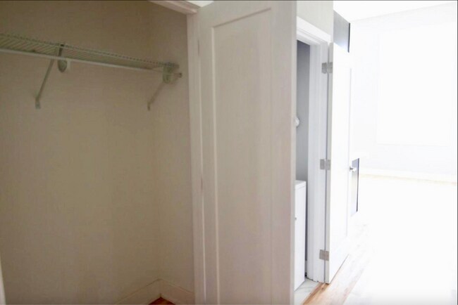 Foto del edificio - 1523 W Girard Ave