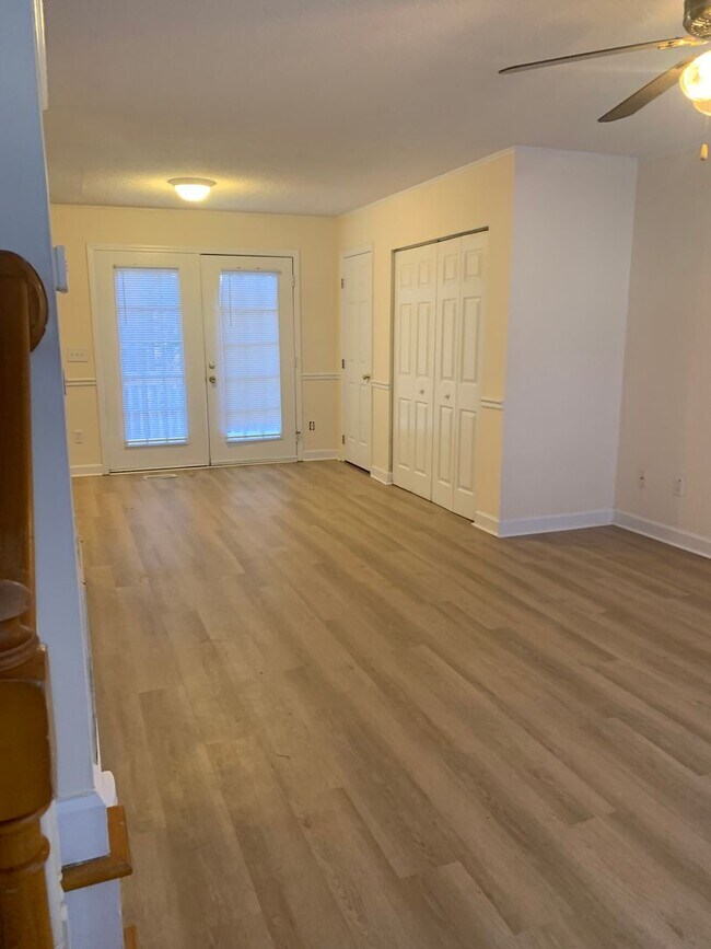 Foto del edificio - PET FRIENDLY-3 BEDROOM WITH DOWNSTAIRS PRIMARY SUITE- 717 St.Catherines~3 brm 2.5 bath~wood burni...
