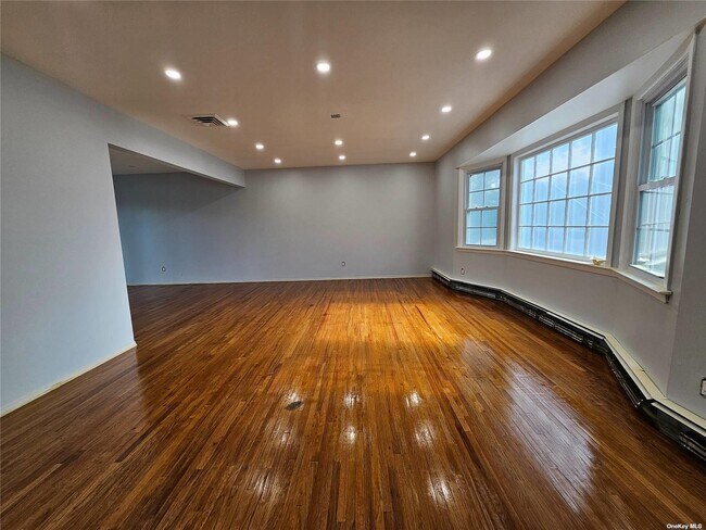 Building Photo - 331 W 7th St