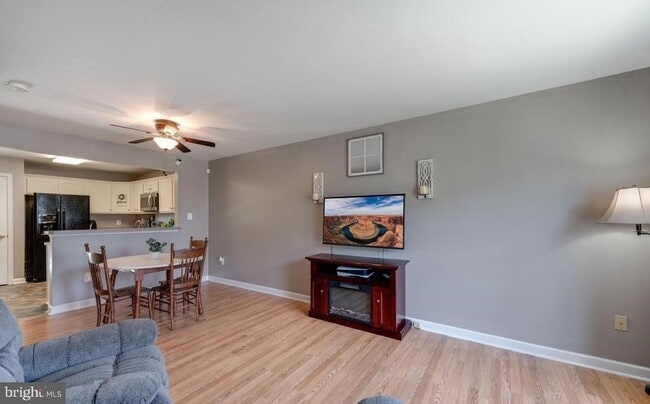 Building Photo - 833 Gallows Ct