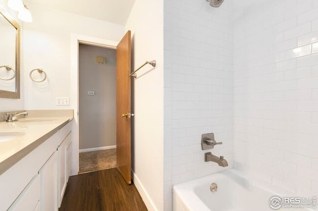 Foto del edificio - 1241 S Bryan Ave