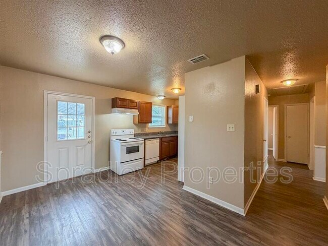 Building Photo - 801 Apache Dr