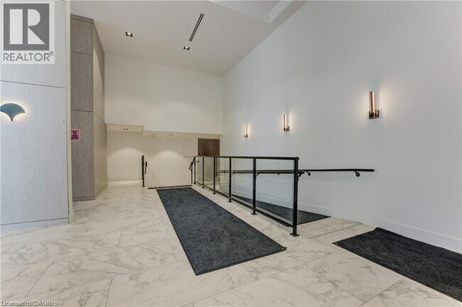 Photo du bâtiment - 5 Wellington St S