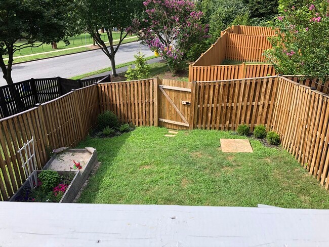 patio trasero desde la terraza - 752 Howards Loop