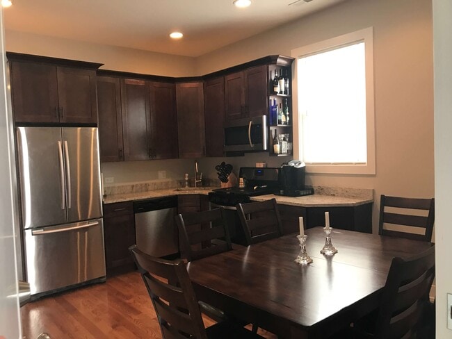Building Photo - 3054 N Avers Ave