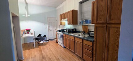 Building Photo - 868 N Hermitage Ave