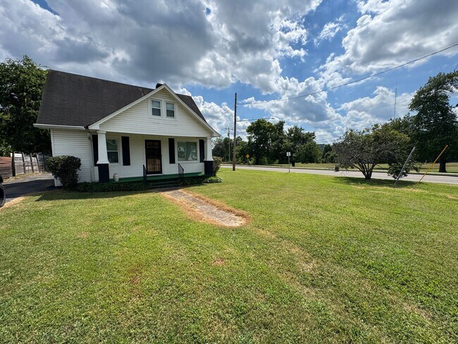 Building Photo - FOR LEASE- SINGLE-FAMILY HOME NEAR SYLVAN PARK!