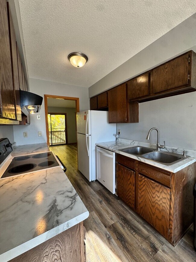 Foto del edificio - Charming 2 Bedroom Townhome in Cottage Gro...