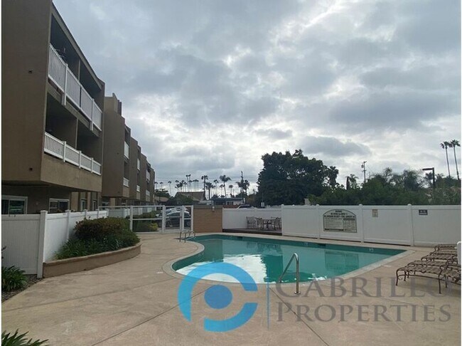 Foto del edificio - 3030 Suncrest Dr