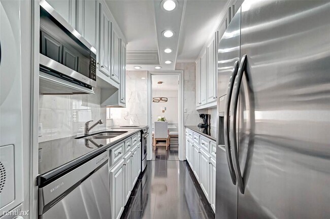 Building Photo - 1 br, 1.5 bath Condo - 1 N Illinois St