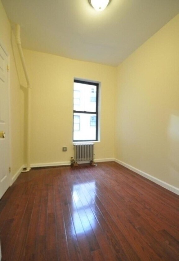 Building Photo - 307 E 110th St