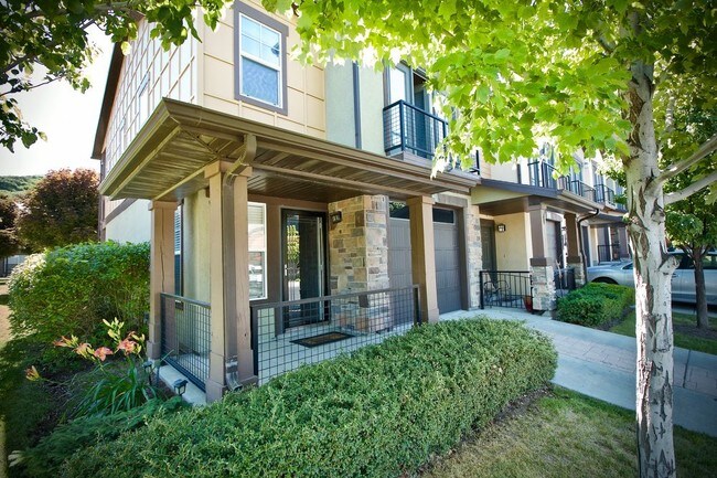 Foto del edificio - Incredible furnished townhome in Draper!