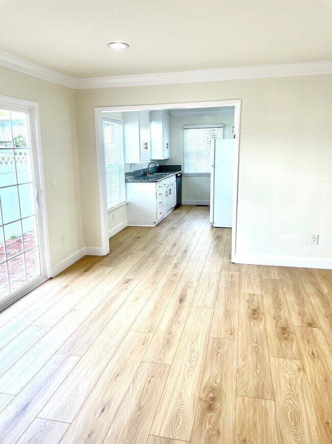 Building Photo - 4551 Hazeltine Ave