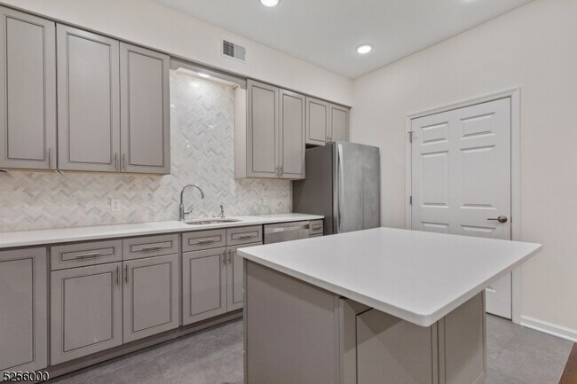 Building Photo - 331 71st St