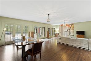 Foto del edificio - 118 Old Mill River Rd