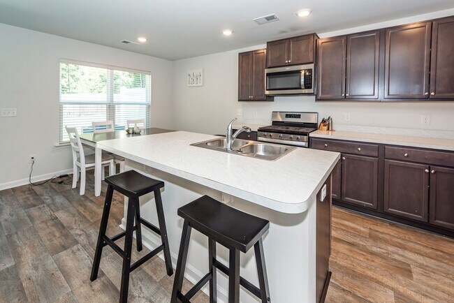 Foto del edificio - 4 Bedroom 3 Bath Single Family Home Shady ...