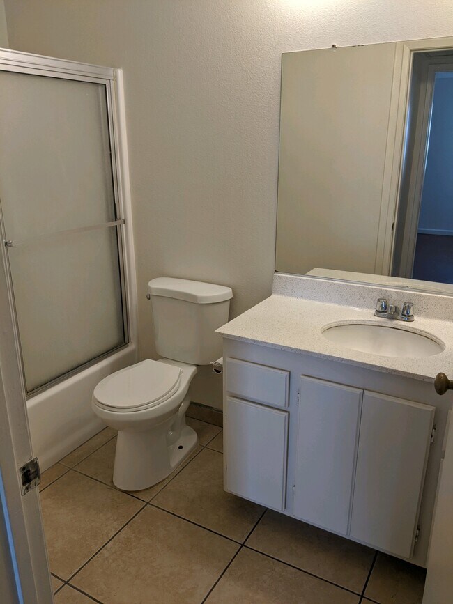 Building Photo - 4840 Rosewood Ave