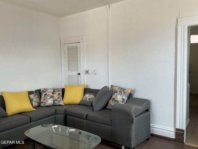 Building Photo - 308 Hills St