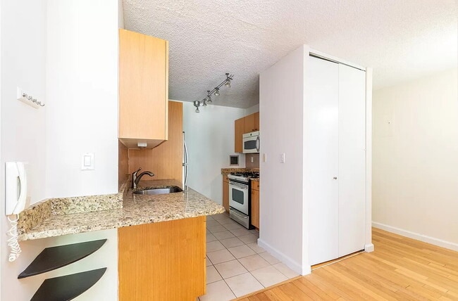 Building Photo - Secure This Beautiful Unit Today