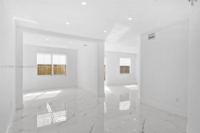 Building Photo - $4,400 16920 SW 34th St