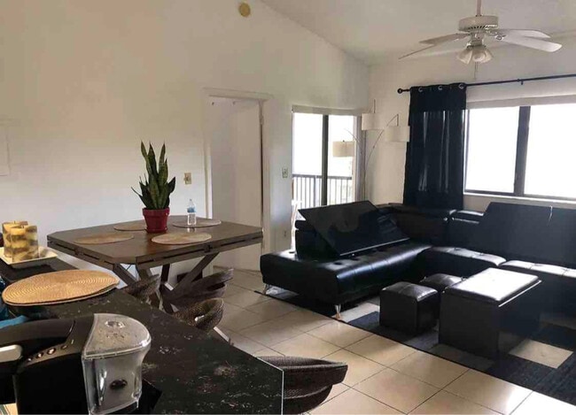 Foto del edificio - 2445 SW 18th Terrace