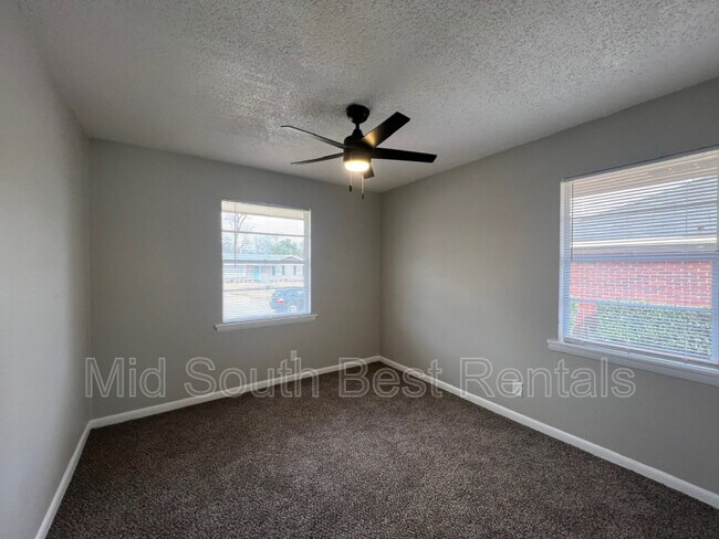 Building Photo - 861 Hackberry Ln