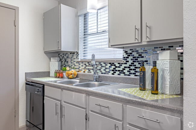 1BR, 1BA - 685SF (A2) - Kitchen - Element