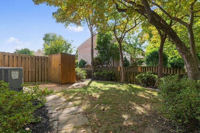 Foto del edificio - Charming End-Unit Townhome in Sought-After Maryland Place, Gaithersburg