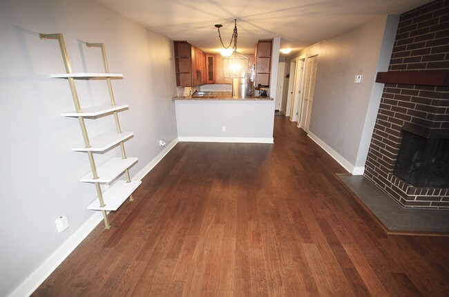 Building Photo - SEATTLE 2 BED, 1 BATH CONDO FOR RENT AVAIL...