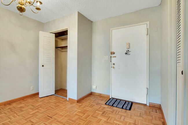 Building Photo - 1590 Anderson Ave