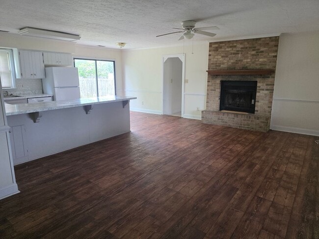 Building Photo - 4 Bedroom house with bonus room and large yard.