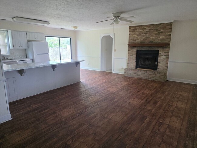 Foto del edificio - 4 Bedroom house with bonus room and large yard.