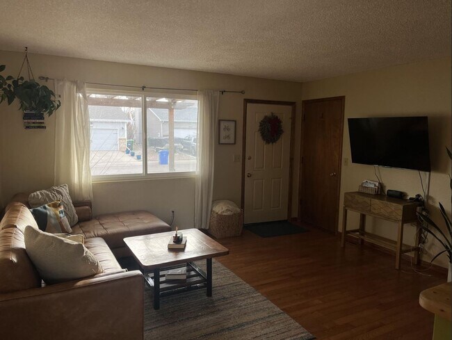 Foto del edificio - Bright 2 Bed, 2 Bath Home with Garage & Fenced Yard in Fort Collins
