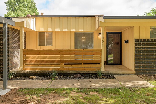 Building Photo - 1021 W Woodcrest Dr