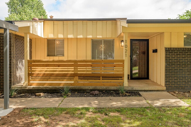 Foto del edificio - 1021 W Woodcrest Dr