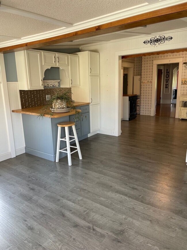 Building Photo - Centrally located 3 Bed/2 Bath
