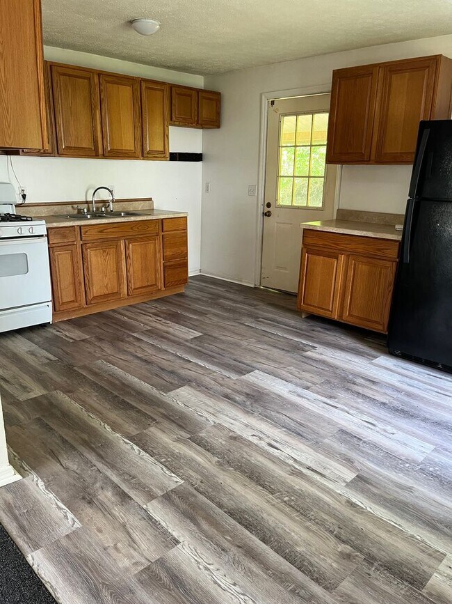 Foto del edificio - 316 W Main St, Glenville, 26351