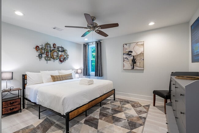 Building Photo - 2617 Caladium Dr NE