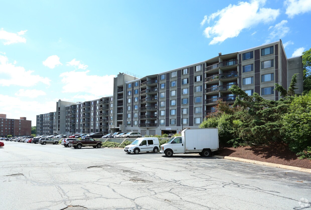 Chapel Hill East Condominiums Apartments in Framingham, MA