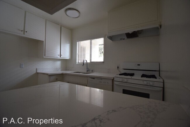 Foto del edificio - 1 br, 1 bath Apartment - 15033 Burbank Blv...