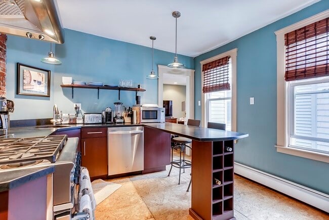 Building Photo - 458 E 7th St