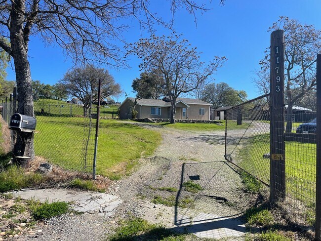 Foto del edificio - 2br Home on Acreage - Animals Welcome!